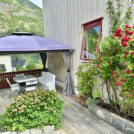 Fjordnest Feriehus Årdalstangen