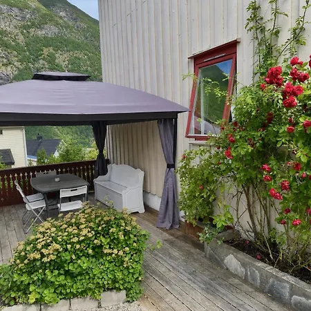Fjordnest With Sauna بيت للعطل Årdalstangen